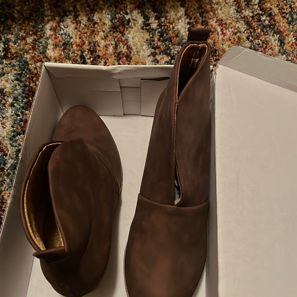 Selling size 8 chunky style boots. Never been warn.